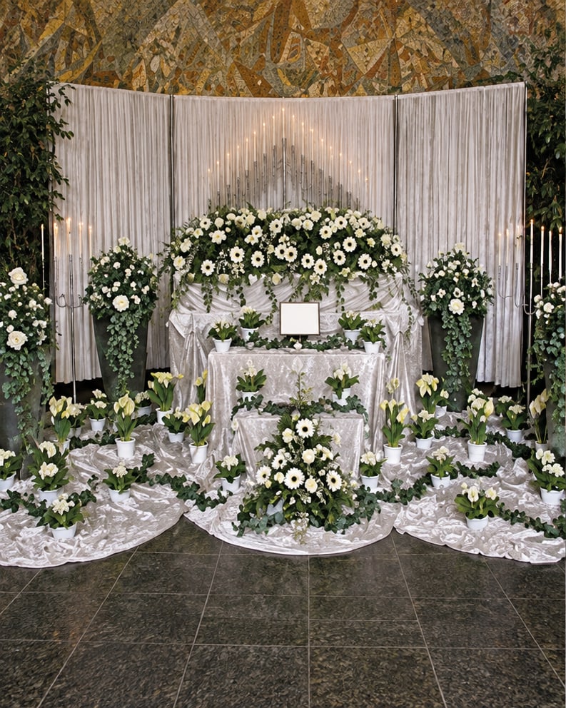 Blumenschmuck zur Trauerfeier